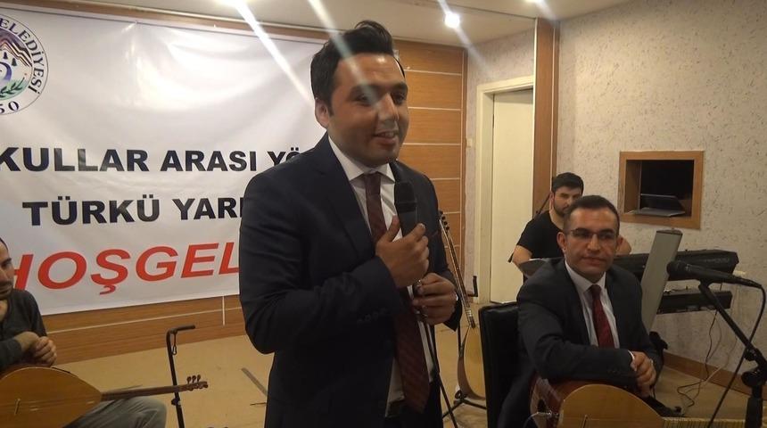 Sahnede t&uuml;rk&uuml; s&ouml;yleyen kaymakam alkışlandı