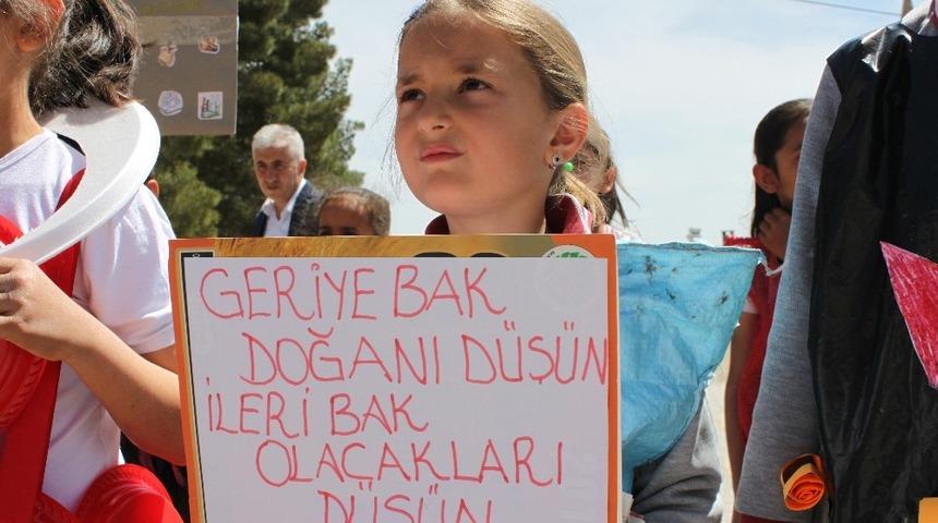 &Ouml;ğrencilerden &ccedil;evre konulu sosyal sorumluluk projesi