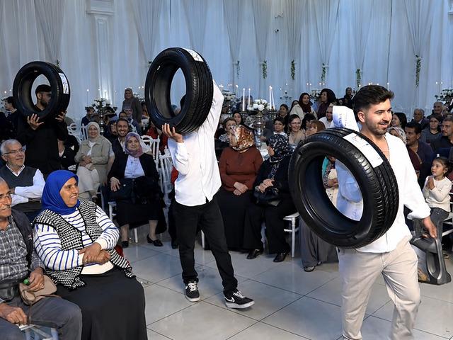 D&uuml;ğ&uuml;nde bu da oldu! Damada lastik ve motor yağı taktılar