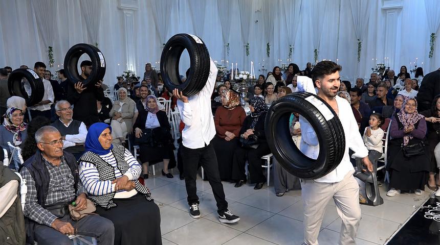 D&uuml;ğ&uuml;nde bu da oldu! Damada lastik ve motor yağı taktılar