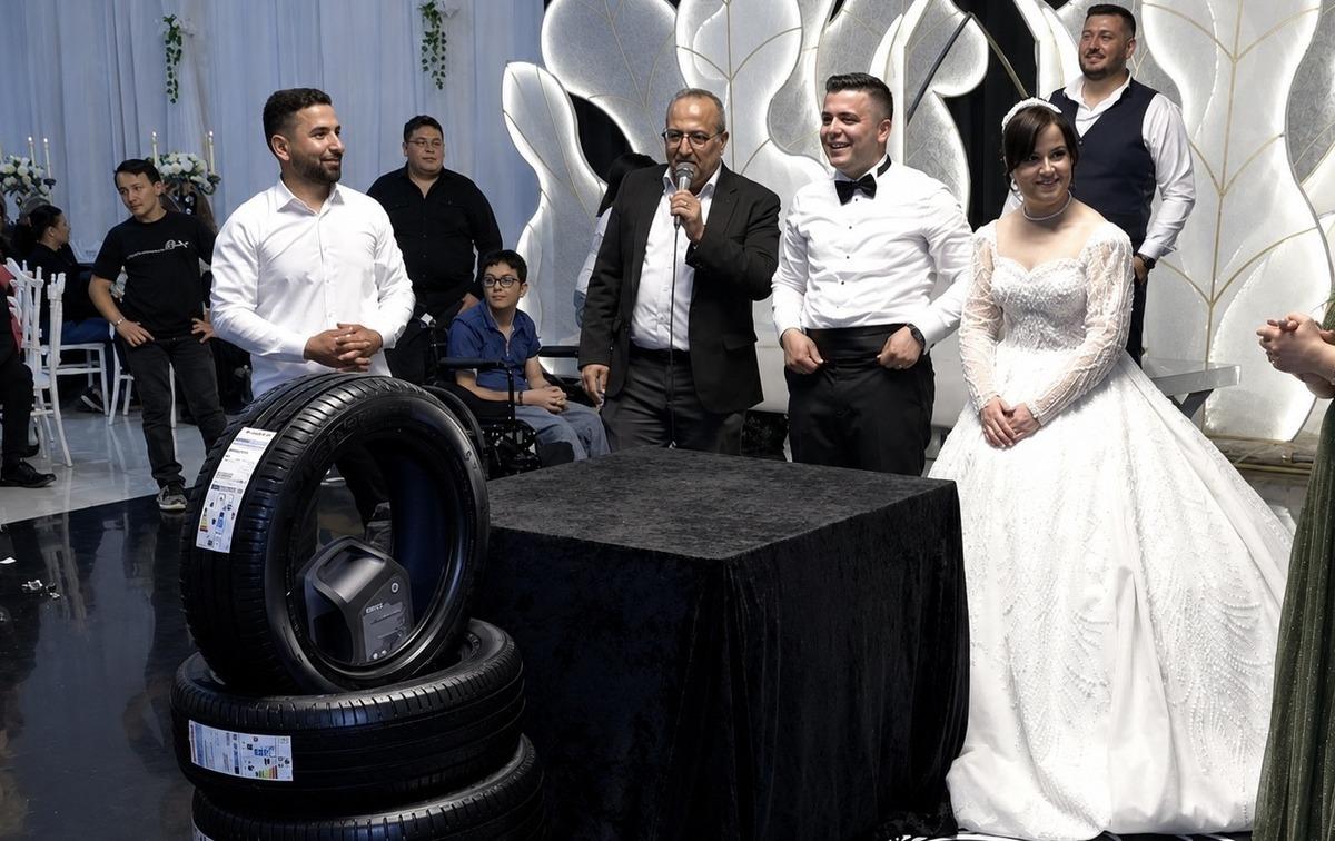 D&uuml;ğ&uuml;nde bu da oldu! Damada lastik ve motor yağı taktılar 1