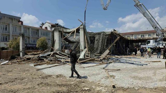 İnşatta beton d&ouml;k&uuml;l&uuml;rken kalıp &ccedil;&ouml;kt&uuml;: 1 iş&ccedil;i yaralandı 5