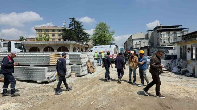 İnşatta beton d&ouml;k&uuml;l&uuml;rken kalıp &ccedil;&ouml;kt&uuml;: 1 iş&ccedil;i yaralandı 4