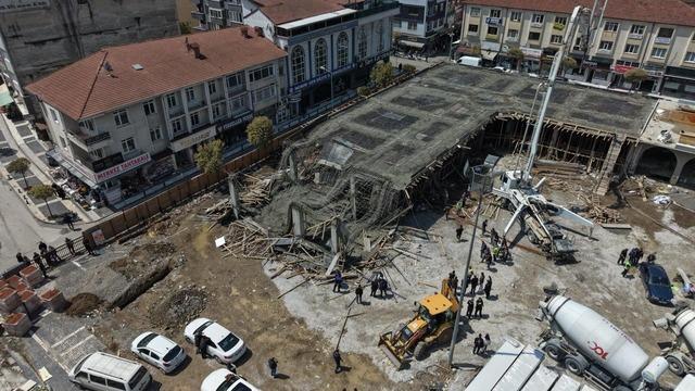 İnşatta beton d&ouml;k&uuml;l&uuml;rken kalıp &ccedil;&ouml;kt&uuml;: 1 iş&ccedil;i yaralandı 1