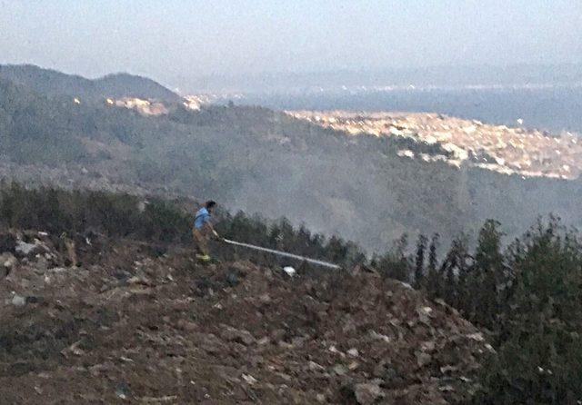 Ormanlık alan kurtarıldı, çöplük için için yanmaya devam ediyor