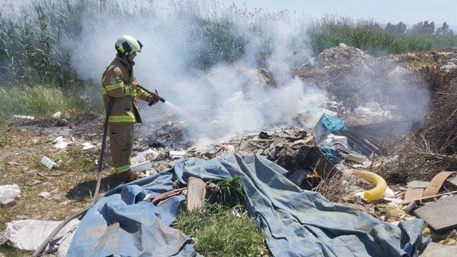 Ormanlık alan kurtarıldı, çöplük için için yanmaya devam ediyor