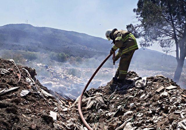 Ormanlık alan kurtarıldı, çöplük için için yanmaya devam ediyor