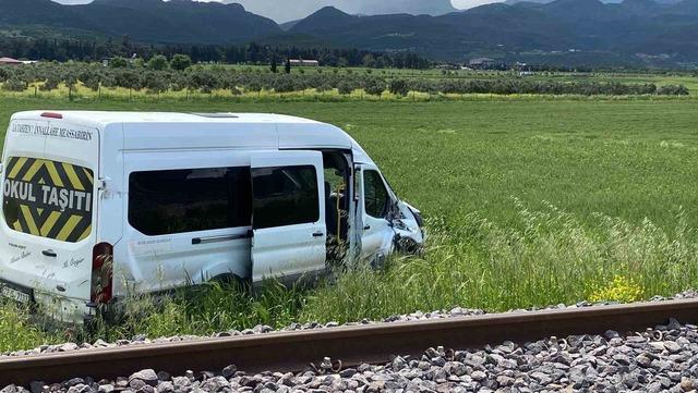 Gaziantep&rsquo;te &ouml;ğrenci servisine tren &ccedil;arptı: 13 &ouml;ğrenci hafif yaralandı 4