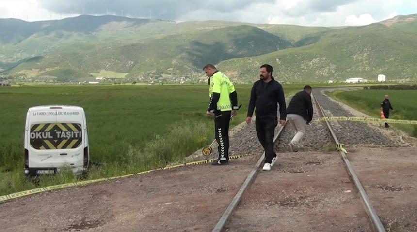 Gaziantep&rsquo;te &ouml;ğrenci servisine tren &ccedil;arptı: 13 &ouml;ğrenci hafif yaralandı