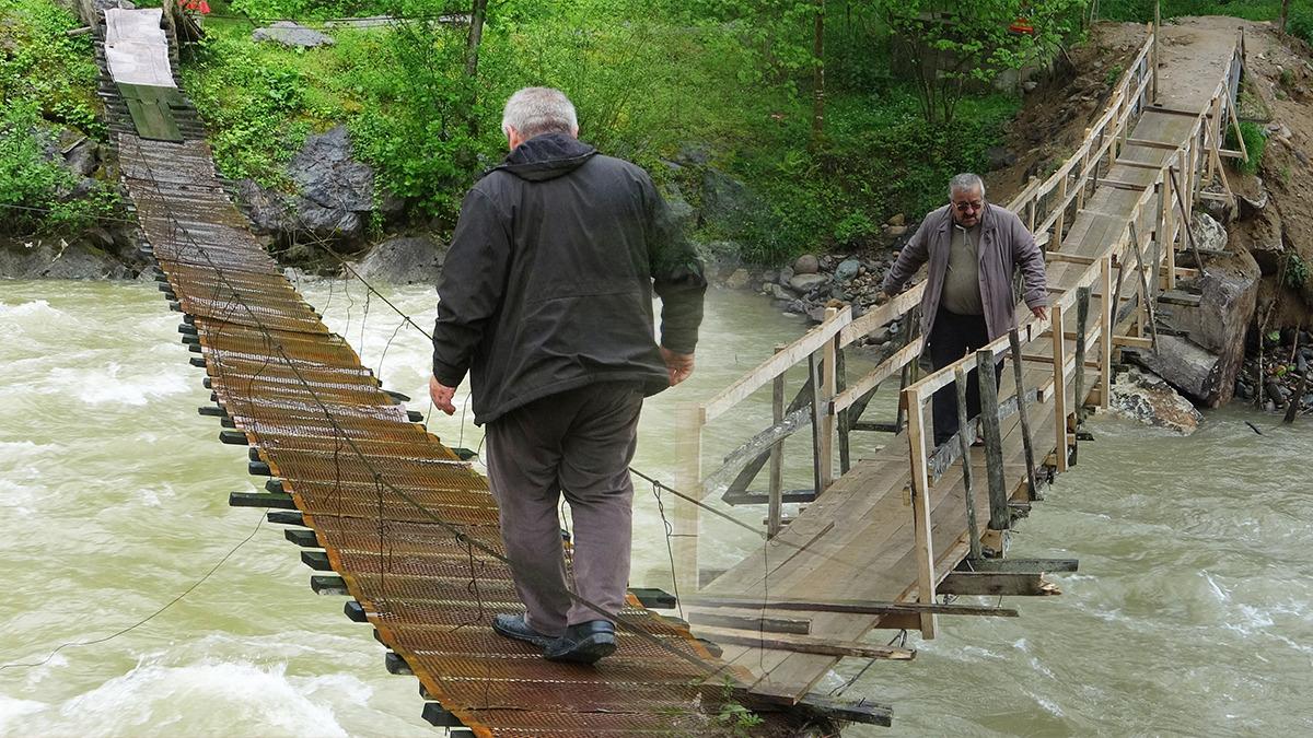 Bu köprülerden geçmek yürek ister: Düşen de var, ölen de!