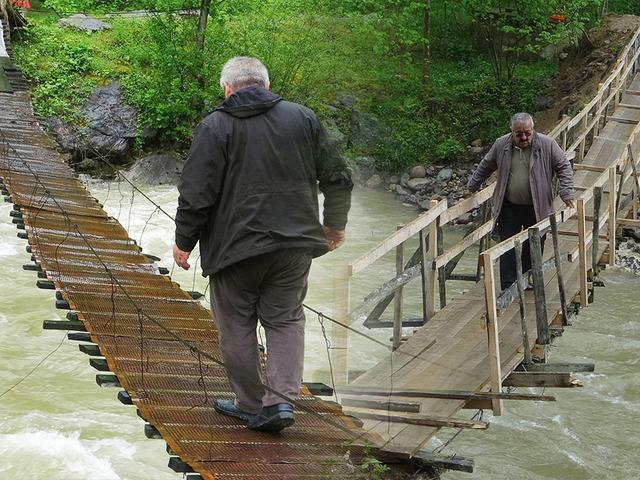 Bu k&ouml;pr&uuml;lerden ge&ccedil;mek y&uuml;rek ister: D&uuml;şen de var, &ouml;len de!