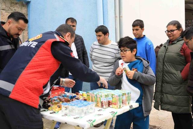 İtfaiye ekiplerinden &ouml;zel bireylere yangın eğitimi 6