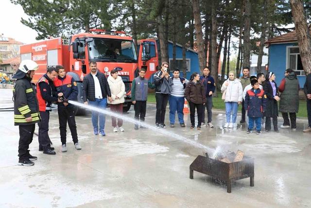 İtfaiye ekiplerinden &ouml;zel bireylere yangın eğitimi 5