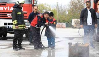 İtfaiye ekiplerinden &ouml;zel bireylere yangın eğitimi