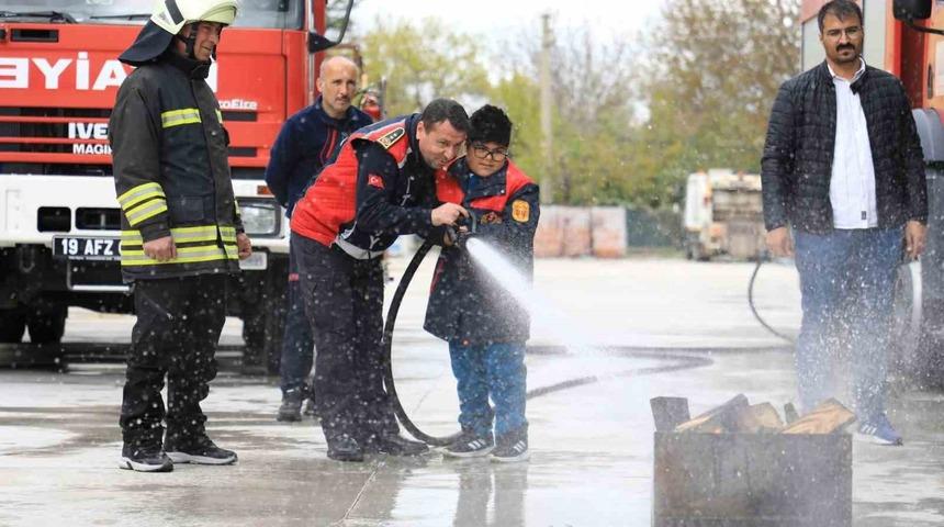 İtfaiye ekiplerinden &ouml;zel bireylere yangın eğitimi