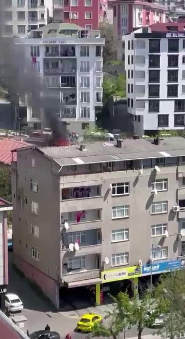 Ey&uuml;psultan&rsquo;da &ccedil;atı tamirinden sonra yangın &ccedil;ıktı 1