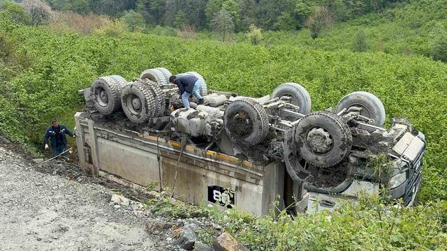 Askeri limana taş götüren kamyon devrildi, sürücü yara almadan kurtuldu 4