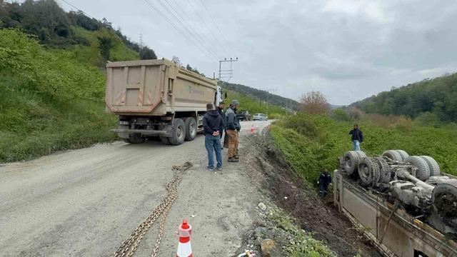 Askeri limana taş götüren kamyon devrildi, sürücü yara almadan kurtuldu 3