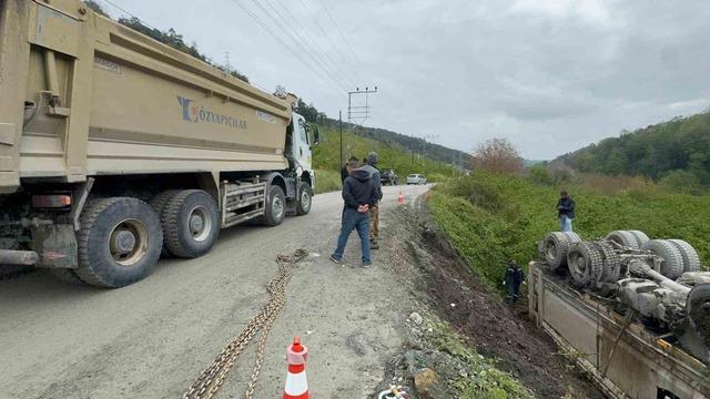 Askeri limana taş götüren kamyon devrildi, sürücü yara almadan kurtuldu 2