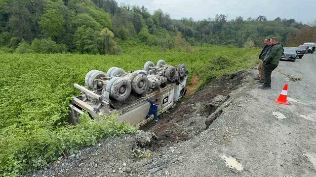 Askeri limana taş götüren kamyon devrildi, sürücü yara almadan kurtuldu 1