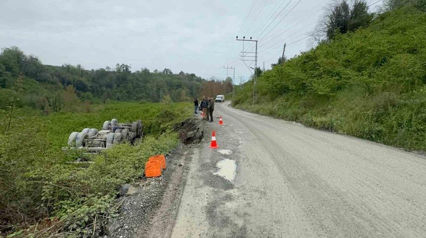 Askeri limana taş g&ouml;t&uuml;ren kamyon devrildi, s&uuml;r&uuml;c&uuml; yara almadan kurtuldu