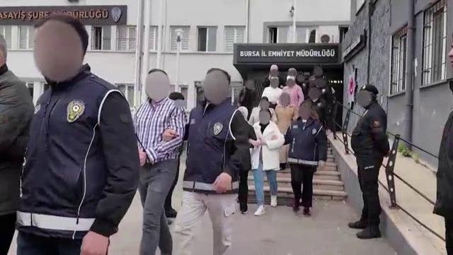 Bursa&rsquo;da sahte doktor &ccedil;etesi &ccedil;&ouml;kertildi... Evleri ka&ccedil;ak kliniğe &ccedil;evirmişler 4