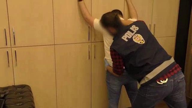 Bursa&rsquo;da sahte doktor &ccedil;etesi &ccedil;&ouml;kertildi... Evleri ka&ccedil;ak kliniğe &ccedil;evirmişler 1