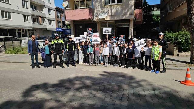 Minik trafikçilerden sürücülere kemer teşekkürü 1