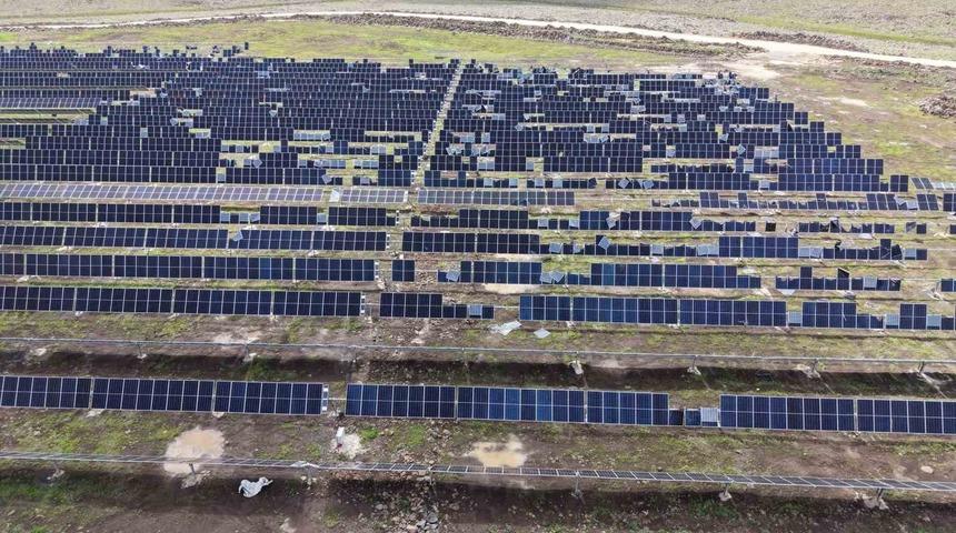 Viranşehir&rsquo;de hortum g&uuml;neş panellerini kullanılamaz hale getirdi