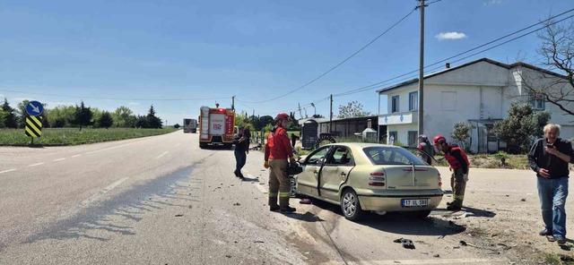 Balıkesir&rsquo;de otomobiller &ccedil;arpıştı: 3&rsquo;&uuml; ağır 6 yaralı 2