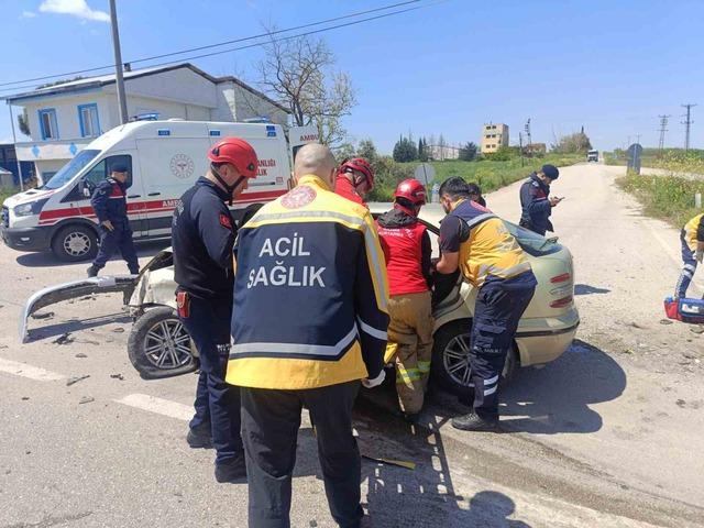 Balıkesir&rsquo;de otomobiller &ccedil;arpıştı: 3&rsquo;&uuml; ağır 6 yaralı 1