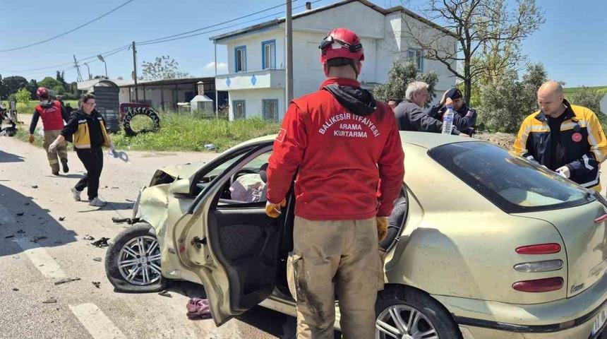 Balıkesir&rsquo;de otomobiller &ccedil;arpıştı: 3&rsquo;&uuml; ağır 6 yaralı