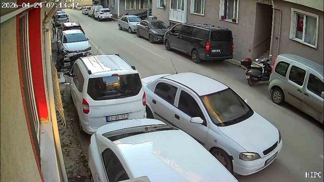 Park halindeki araca &ccedil;arpıp ka&ccedil;tı: O anlar kameraya b&ouml;yle yansıdı 5