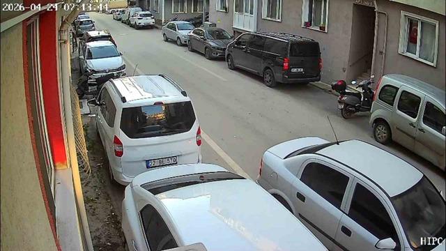 Park halindeki araca &ccedil;arpıp ka&ccedil;tı: O anlar kameraya b&ouml;yle yansıdı 4