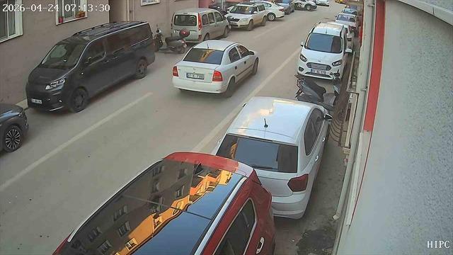 Park halindeki araca &ccedil;arpıp ka&ccedil;tı: O anlar kameraya b&ouml;yle yansıdı 3