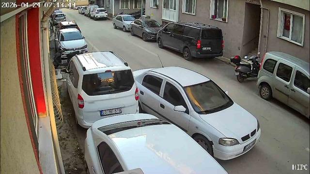 Park halindeki araca &ccedil;arpıp ka&ccedil;tı: O anlar kameraya b&ouml;yle yansıdı 2