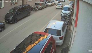 Park halindeki araca &ccedil;arpıp ka&ccedil;tı