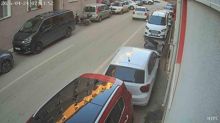 Park halindeki araca &ccedil;arpıp ka&ccedil;tı: O anlar kameraya b&ouml;yle yansıdı