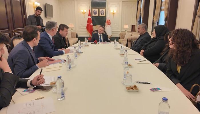 Bakan G&uuml;rlek Rojin Kabaiş'in ailesini kabul etti: "Bu işin &uuml;zerine gideceğiz"