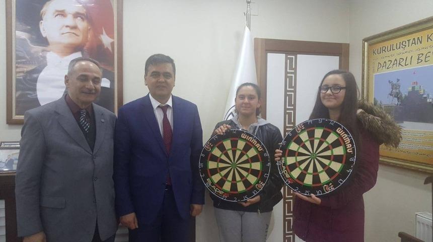 Başkan Yal&ccedil;ın&rsquo;dan başarılı sporculara dart board hediye etti