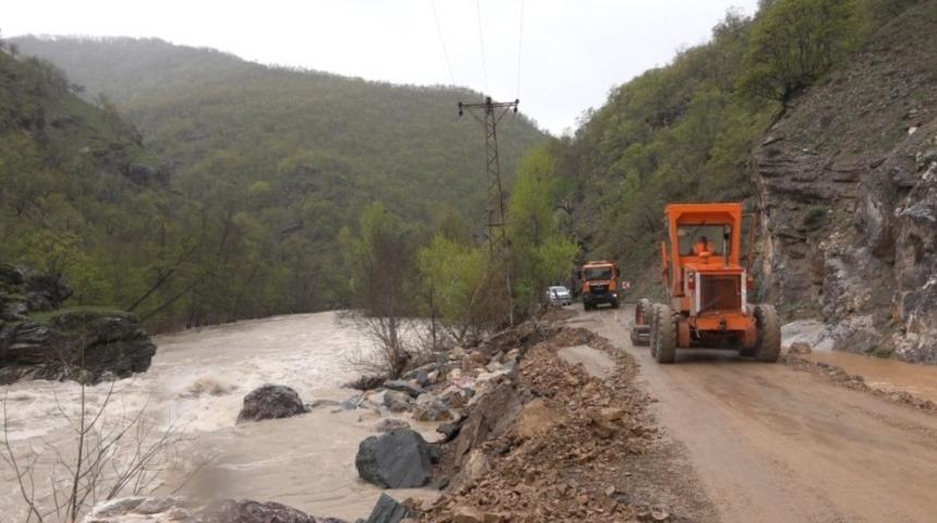 Munzur taşkını sonrası kapanan yol 2 g&uuml;nl&uuml;k &ccedil;alışmayla yeniden ulaşıma a&ccedil;ıldı