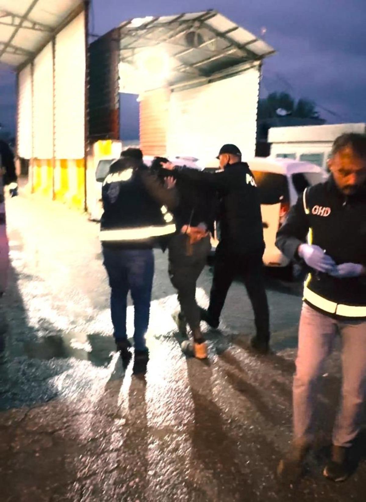 Muş&rsquo;ta g&ouml;&ccedil;men ka&ccedil;ak&ccedil;ılığı operasyonu: 2 organizat&ouml;r tutuklandı 3