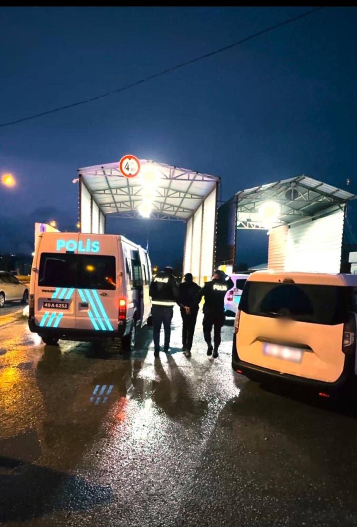 Muş&rsquo;ta g&ouml;&ccedil;men ka&ccedil;ak&ccedil;ılığı operasyonu: 2 organizat&ouml;r tutuklandı 1