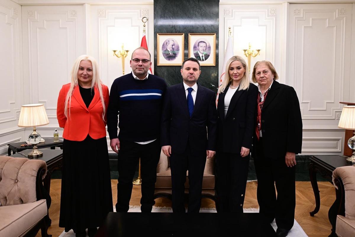 Adalet Bakanı G&uuml;rlek, 26 yıl &ouml;nce katledilen &Ccedil;ağla Tuğaltay ın ailesiyle g&ouml;r&uuml;şt&uuml; 3