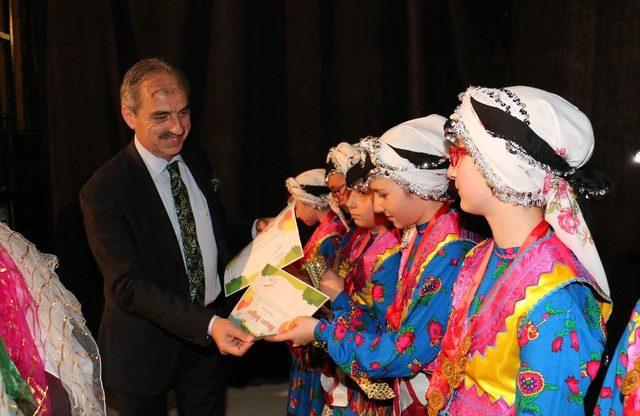 Belediyenin çocuk korosu ve halk oyunları ekibi doldurdu