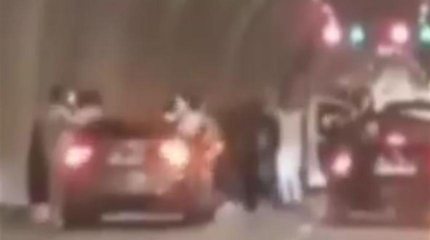 T&uuml;nelde kutlama yapıp trafiği durduran 4 s&uuml;r&uuml;c&uuml;ye toplam 720 bin TL ceza