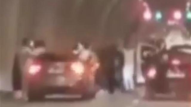 Tünelde kutlama yapıp trafiği durduran 4 sürücüye toplam 720 bin TL ceza