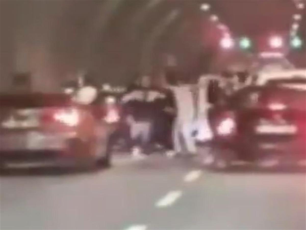 T&uuml;nelde kutlama yapıp trafiği durduran 4 s&uuml;r&uuml;c&uuml;ye toplam 720 bin TL ceza 1