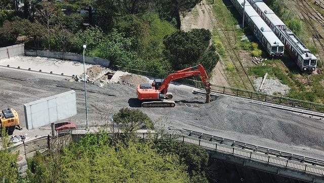 Tıbbiye Caddesi üzerindeki köprü yıkılıyor