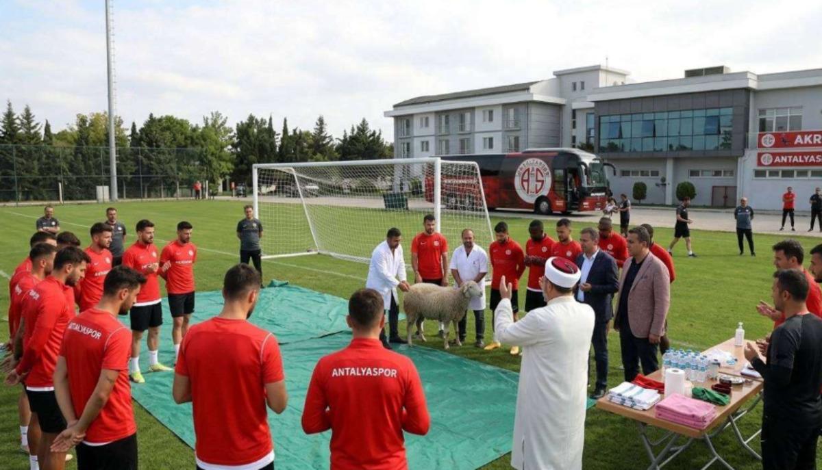 Galatasaray ma&ccedil;ı &ouml;ncesi Antalyaspor da  okunmuş su  krizi! 1